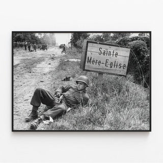 Affiche Debarquement Normandie - Parachutiste américain au repos près de Sainte-Mère-Église